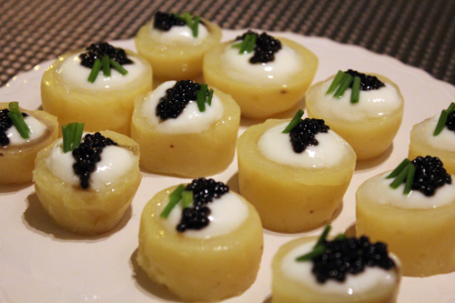 La simplicité du luxe ! Petites pommes de terre à la crème et au caviar…