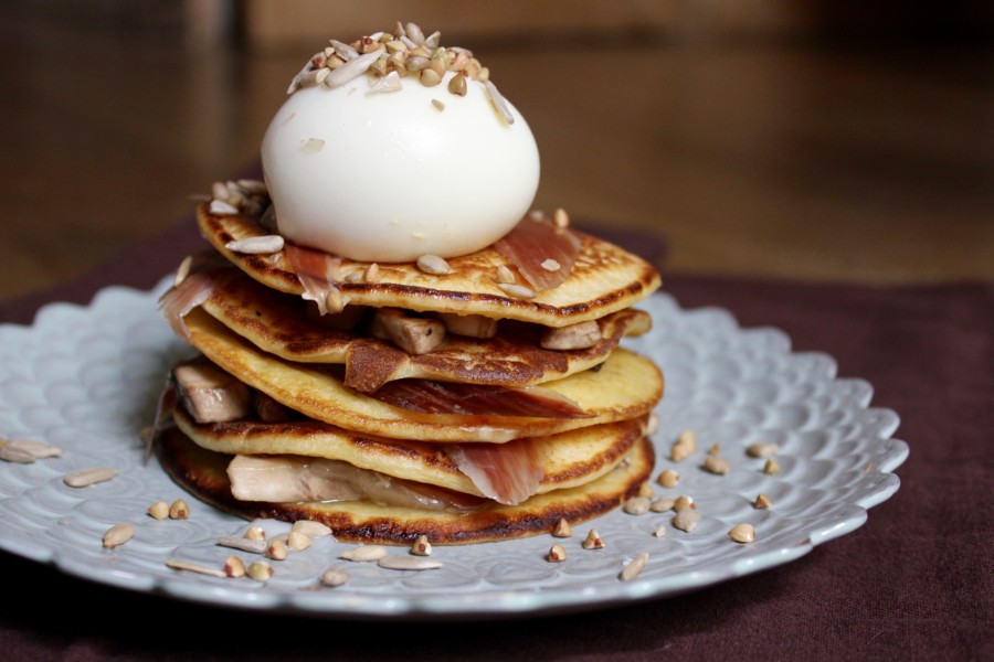 Pancakes au lait ribot, oeuf mollet, champignons et jambon ibérique