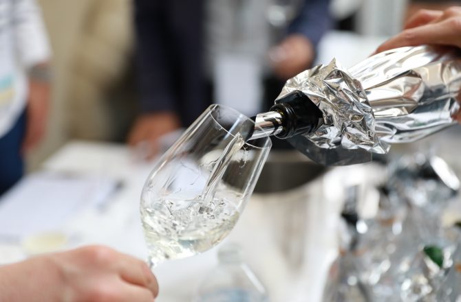 Le palais d’œnologues français pour le premier concours de saké en France
