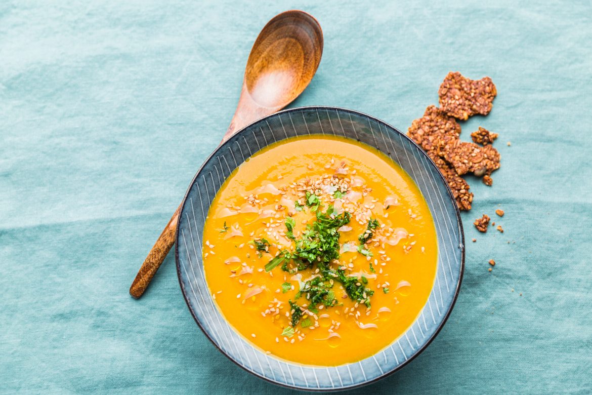 Soupe de patate douce, carotte, lait de coco et pointe de sésame