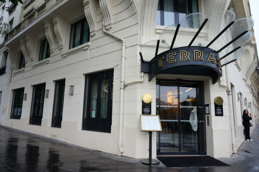 Petit déj et vue panoramique sur tout Paris au Terrass’ Hotel